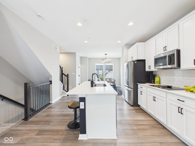 Listing Image 12
