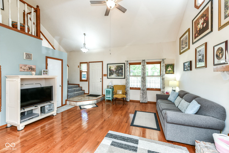 Listing Image 4