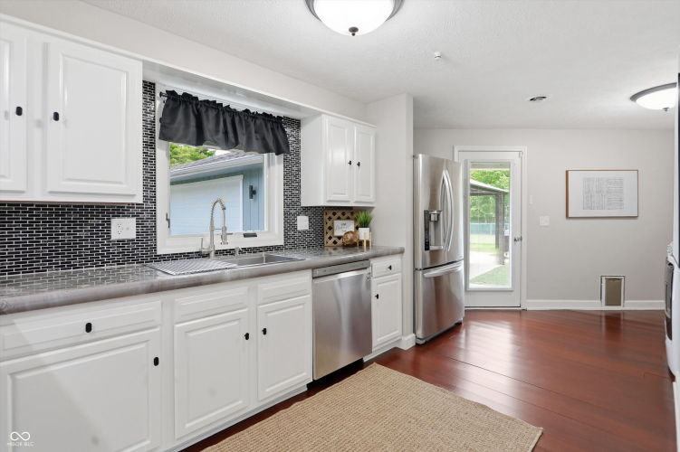 Listing Image 13