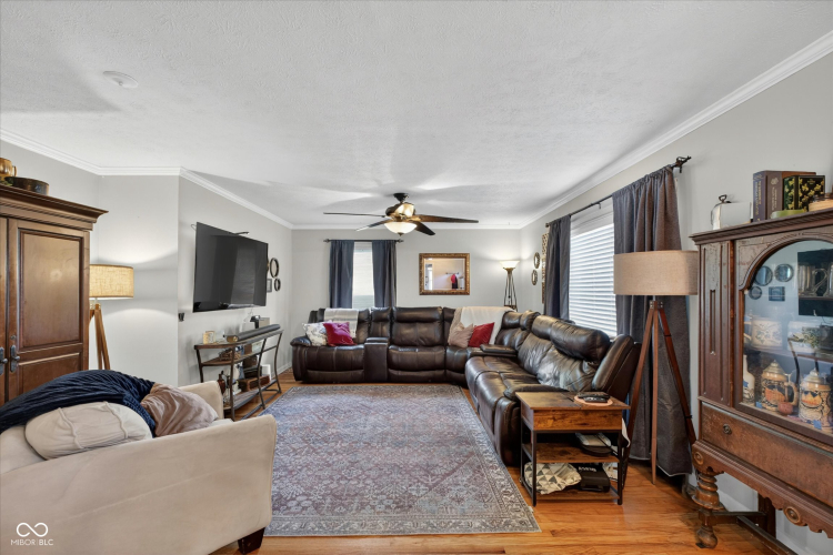 Listing Image 4