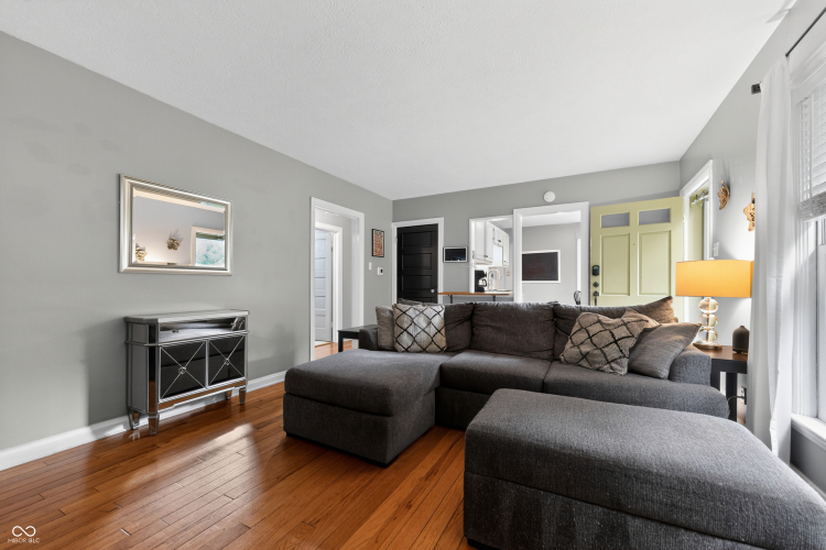 Listing Image 9