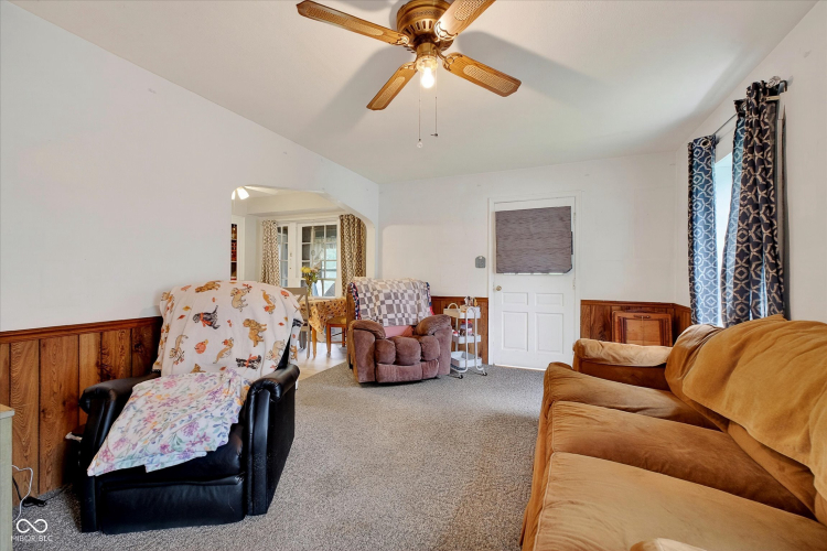 Listing Image 4