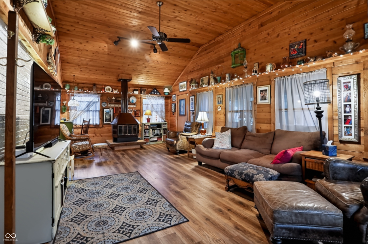 Listing Image 4