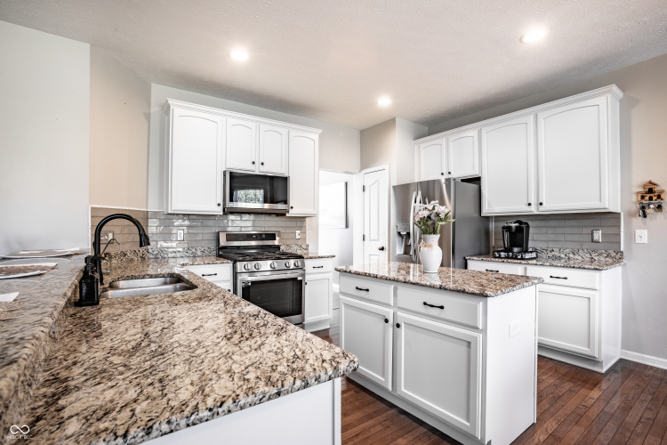 Listing Image 11