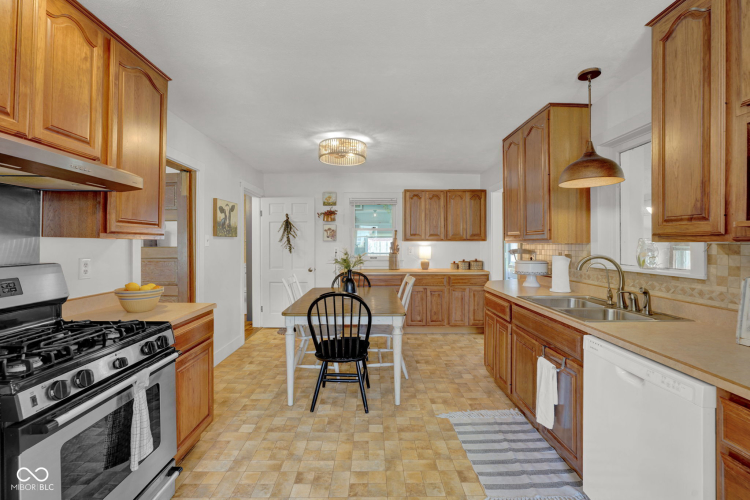 Listing Image 17