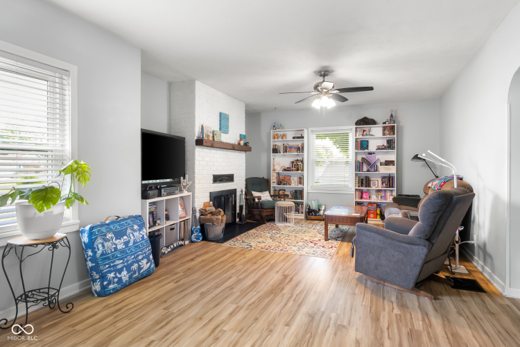 Listing Image 9