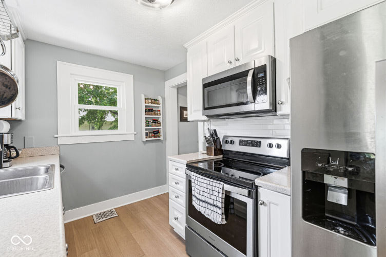 Listing Image 11
