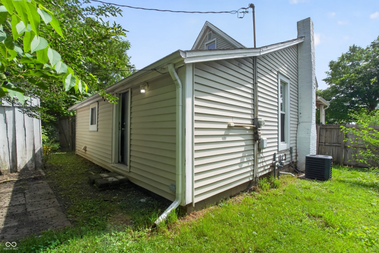Listing Image 4
