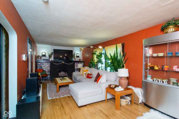 Listing Image 4