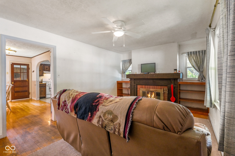Listing Image 11