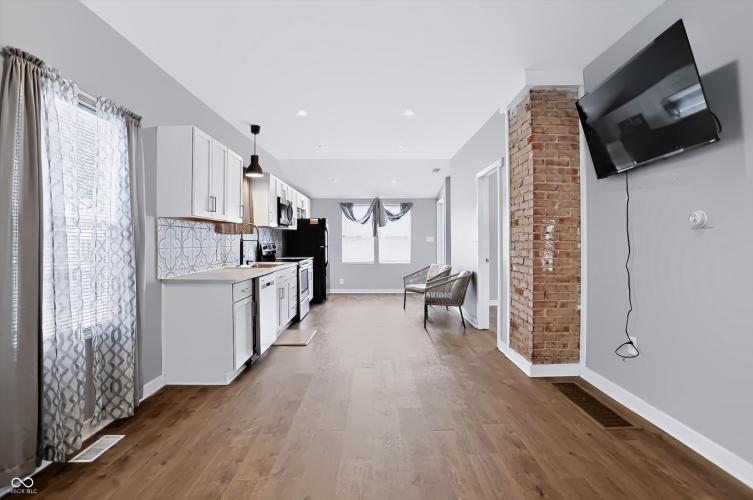 Listing Image 12