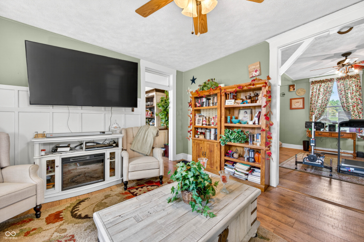 Listing Image 4