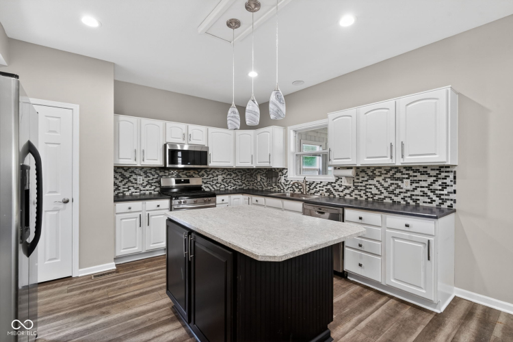 Listing Image 12