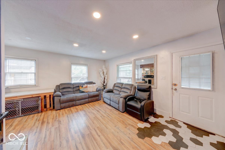Listing Image 6