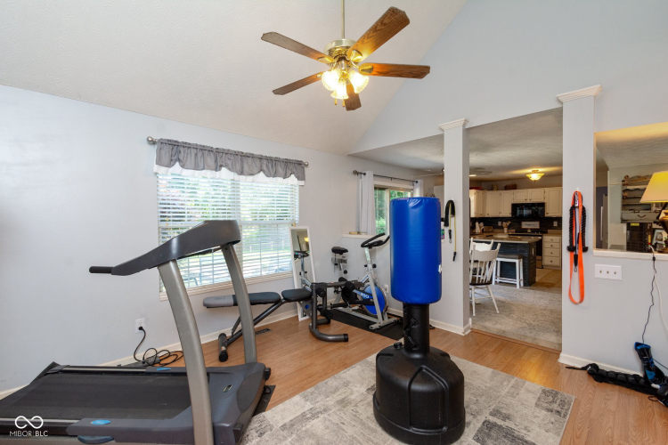 Listing Image 12
