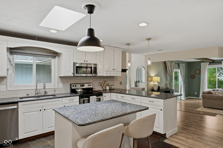 Listing Image 12