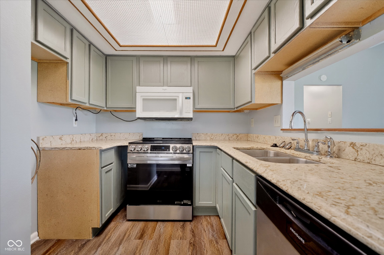 Listing Image 10