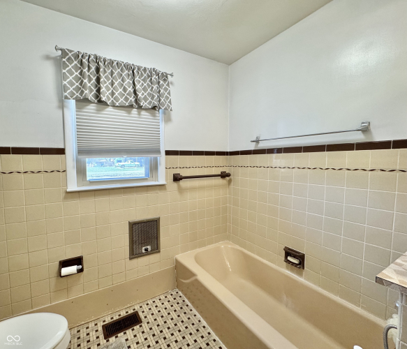 Listing Image 12