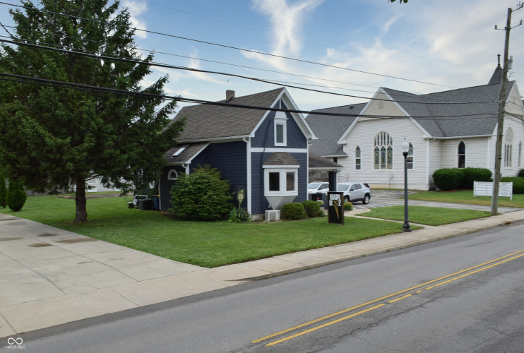 Listing Image 4