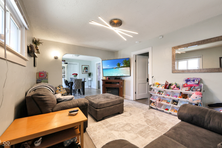 Listing Image 6