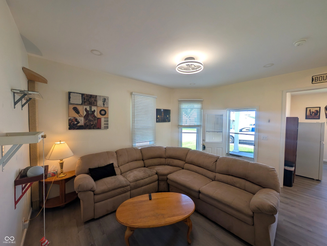 Listing Image 4