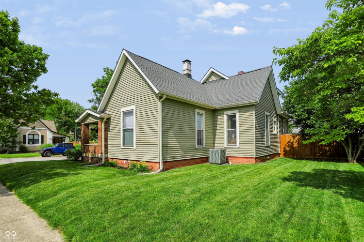 Listing Image 4