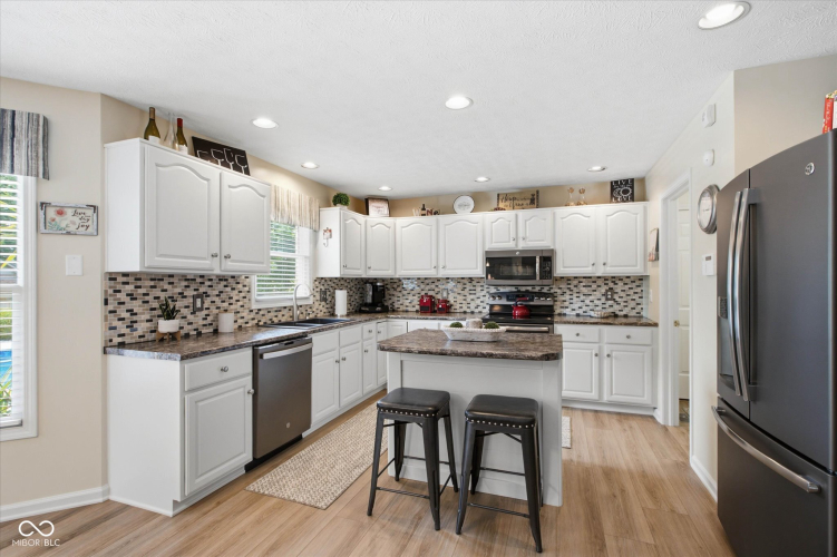Listing Image 11