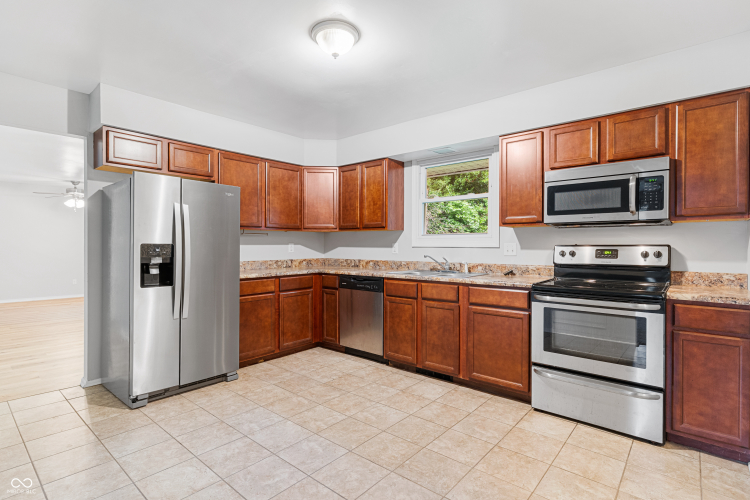 Listing Image 4