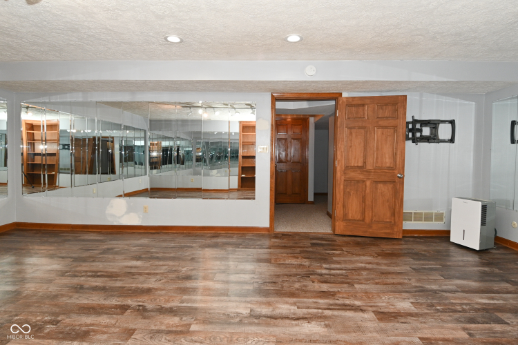 Listing Image 64
