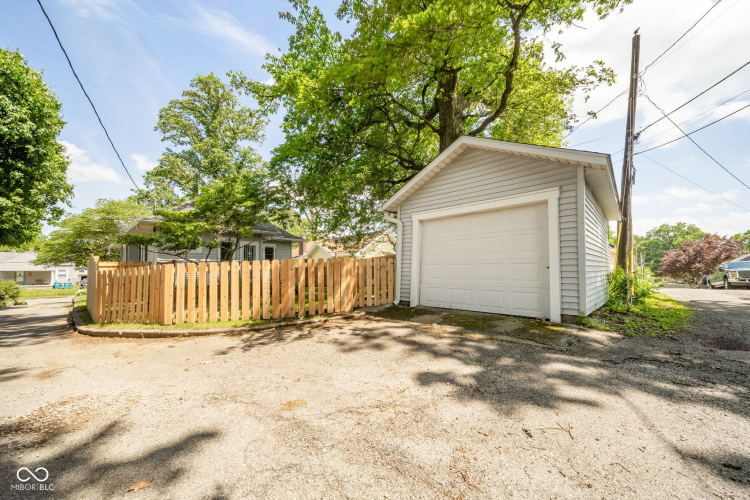 Listing Image 4