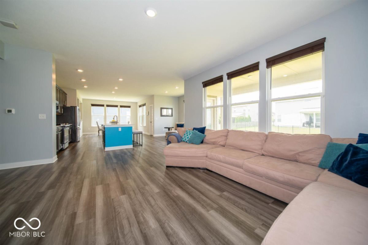 Listing Image 12