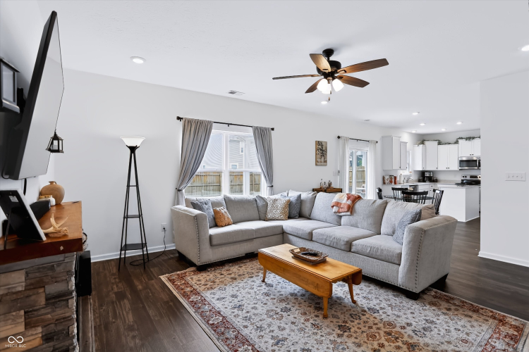 Listing Image 12