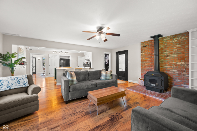 Listing Image 6