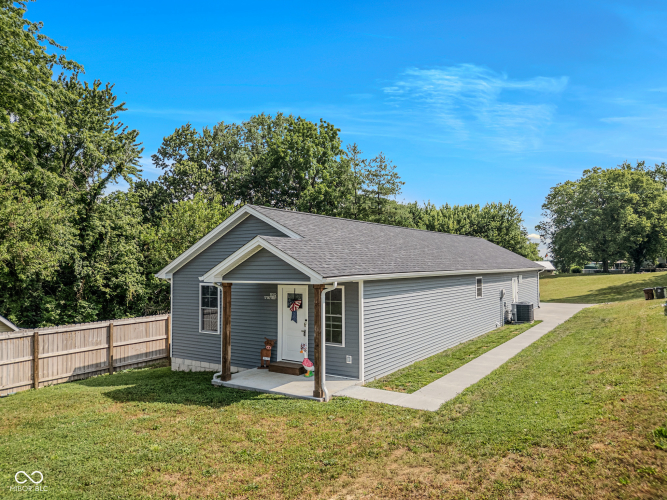 Listing Image 4