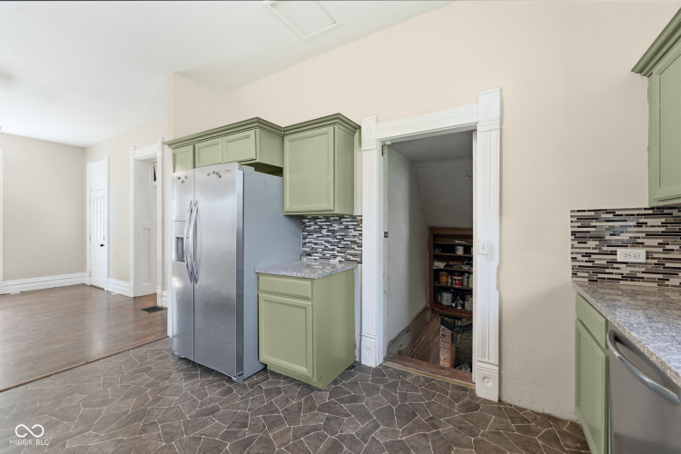 Listing Image 11