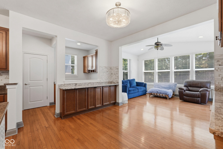 Listing Image 19