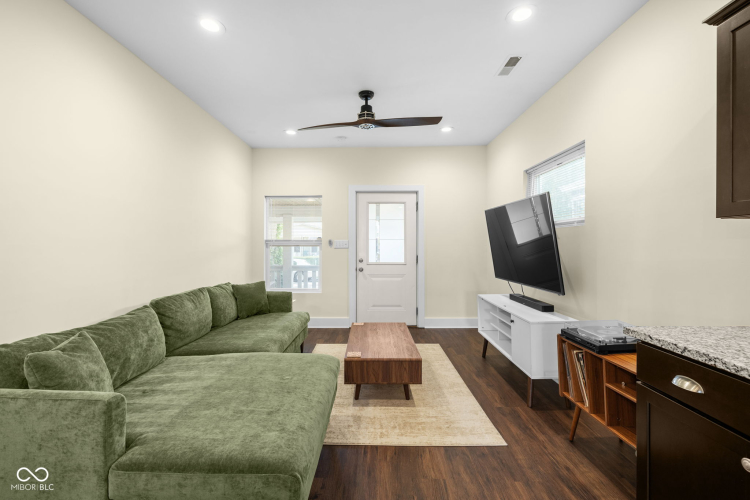 Listing Image 6