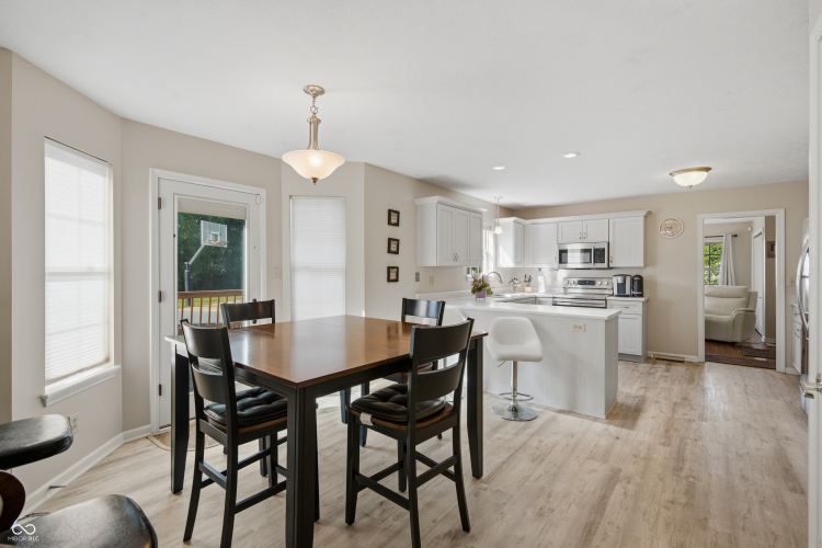 Listing Image 12
