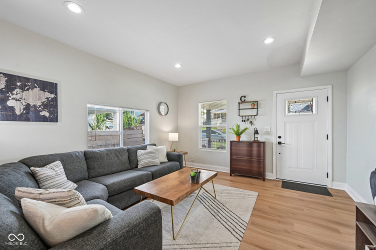 Listing Image 10