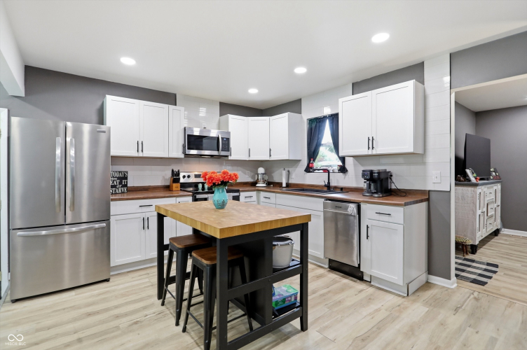 Listing Image 11