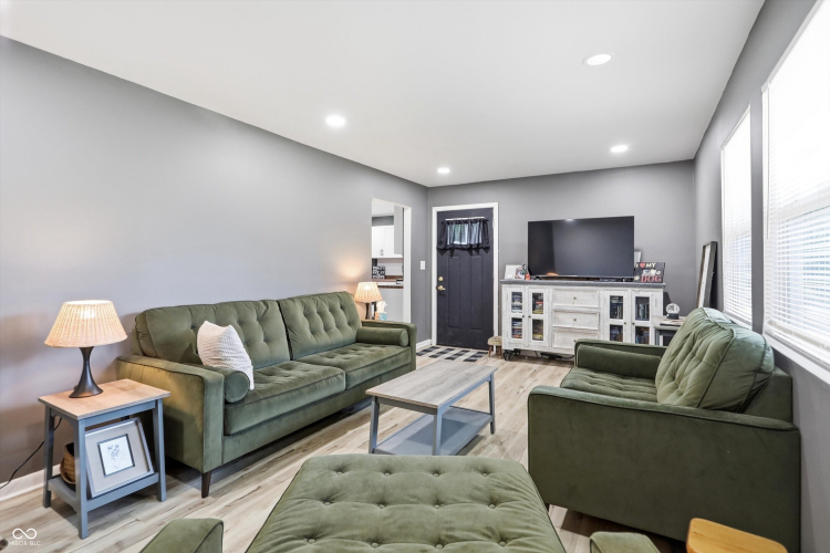 Listing Image 6