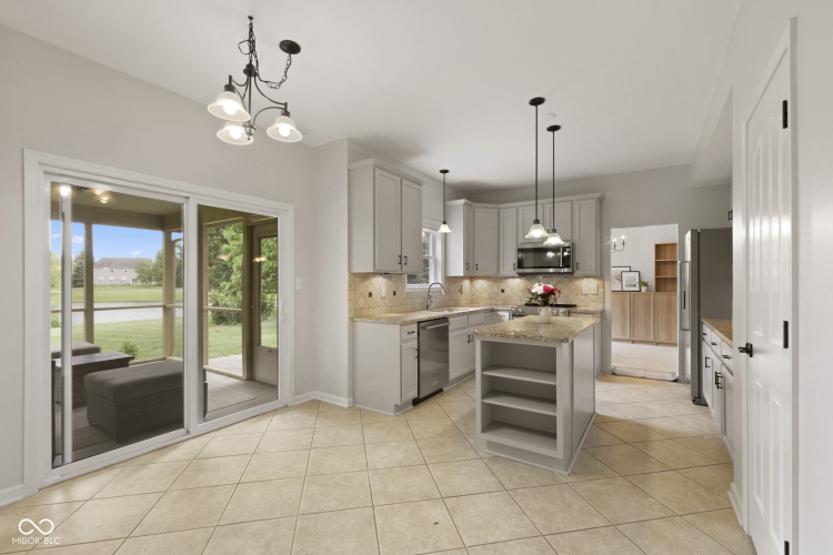 Listing Image 10