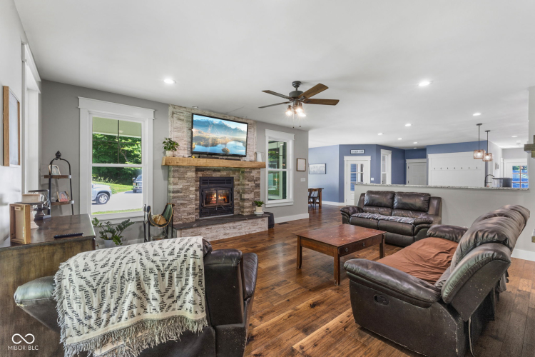 Listing Image 9