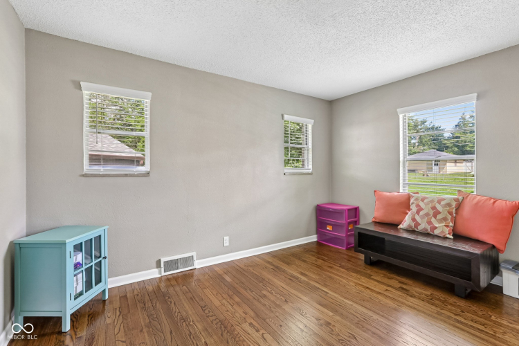 Listing Image 17