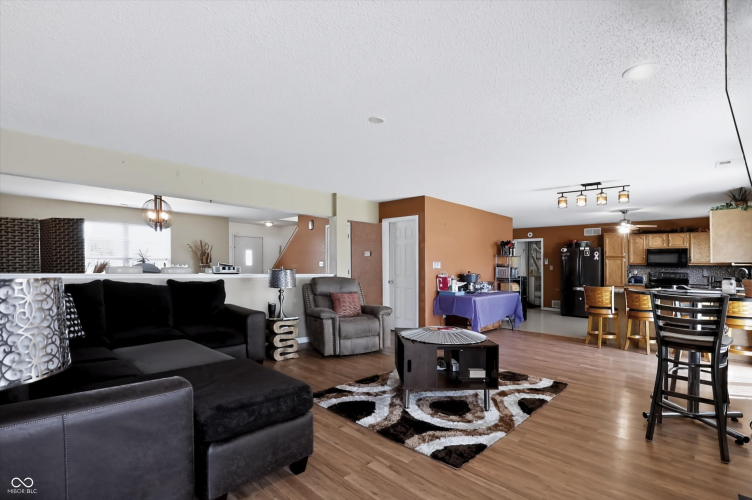 Listing Image 9