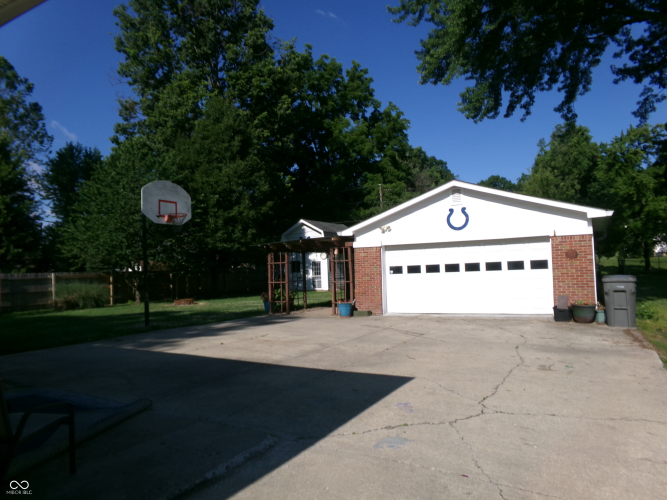Listing Image 4