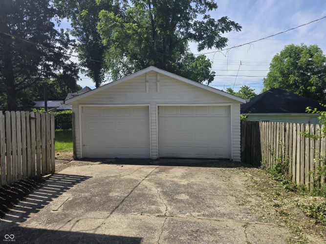 Listing Image 4
