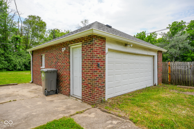 Listing Image 4