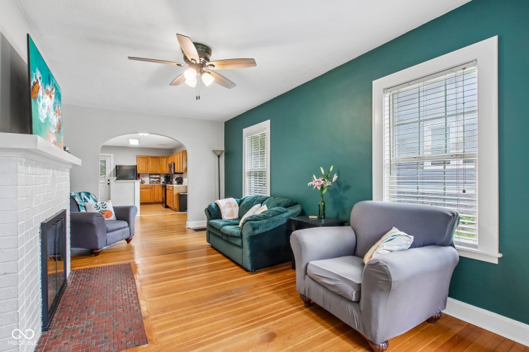 Listing Image 4