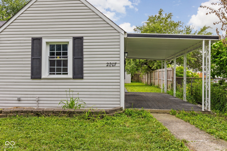 Listing Image 4